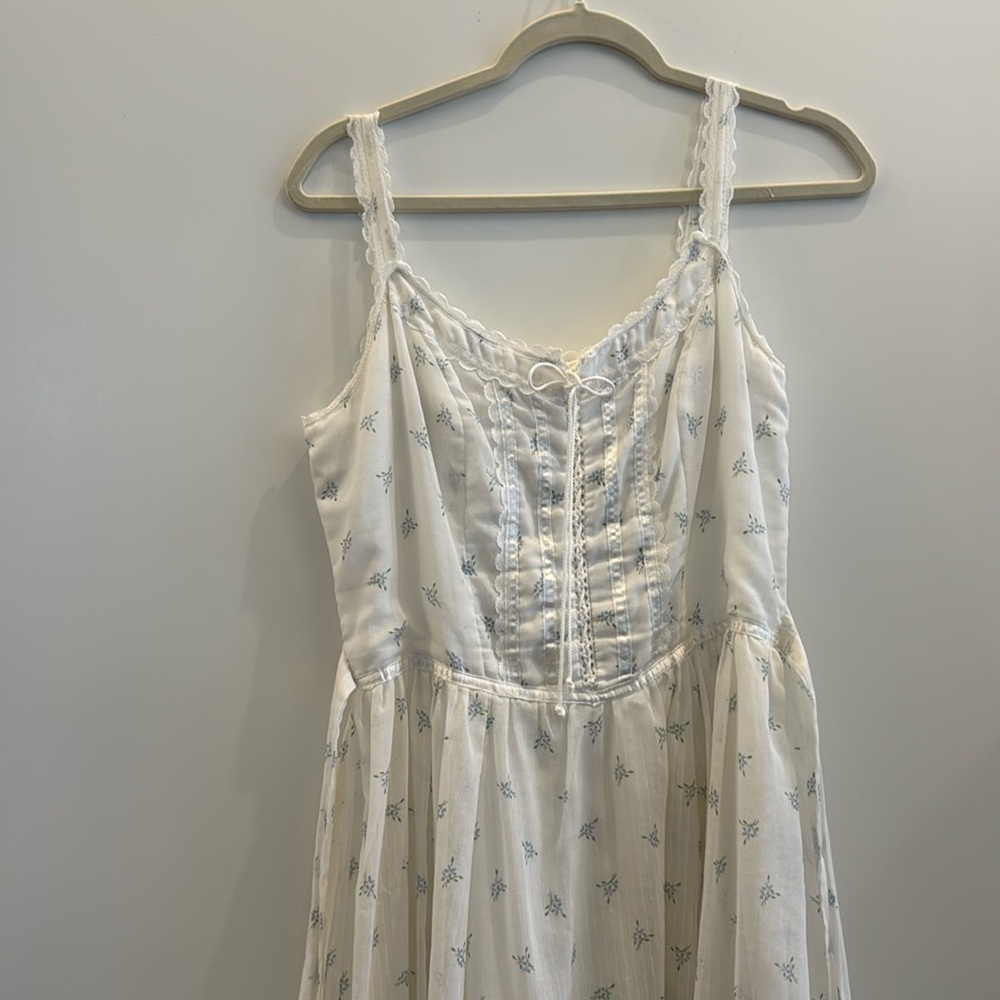 Vintage gunne sax prairie style dress. Sleeveless with a tie at the waist.